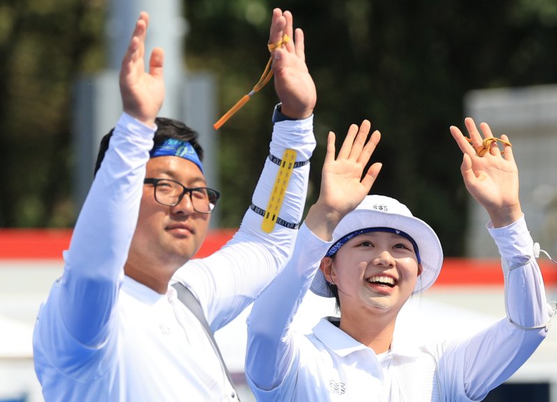 대한민국 양궁 대표팀 김우진, 임시현이 2일 오후(한국시간) 프랑스 파리 앵발리드에서 진행된 파리올림픽 양궁 혼성 단체 4강 인도의 안키타 바캇, 다이라즈 봄마데바라 조와의 경기를 승리한 후 기뻐하고 있다. 2024.8.2&#x2F;뉴스1 ⓒ News1 박정호 기자 &#x2F;사진&#x3D;뉴스1