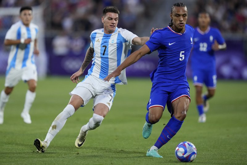 France&#39;s Kiliann Sildillia fights for the ball with Argentina&#39;s Kevin Zenon during a quarter final soccer match between France and Argentina, at Bordeaux Stadium, during the 2024 Summer Olympics, Friday, Aug. 2, 2024, in Bordeaux, France. (AP Photo&#x2F;Moises Castillo)