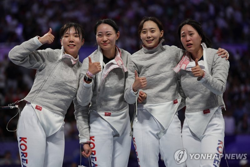 은메달을 획득한 대한민국 펜싱 선수단 &#x2F; 사진 &#x3D; 연합뉴스 