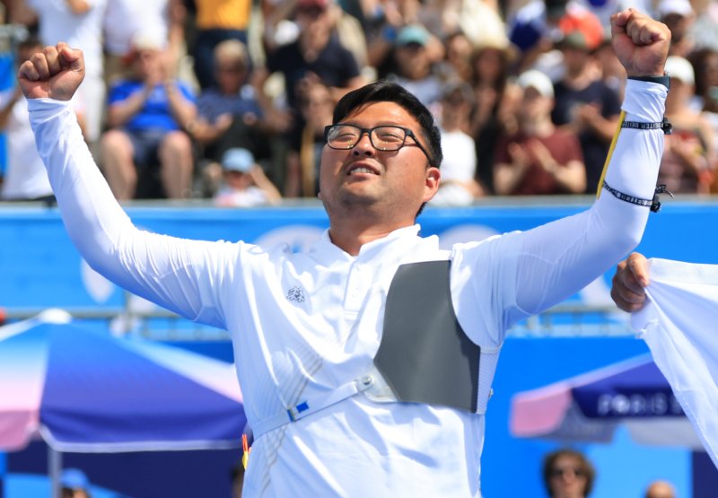 대한민국 남자 양궁 대표팀 김우진 선수가 4일 오후(한국시간) 프랑스 파리 앵발리드에서 2024 파리올림픽 남자 양궁 개인전 금메달 결정전 미국의 브래디 엘리슨 선수와의 경기에서 슛오프 접전 끝에 금메달을 획득한 후 기뻐하고 있다. 사진&#x3D;뉴스1