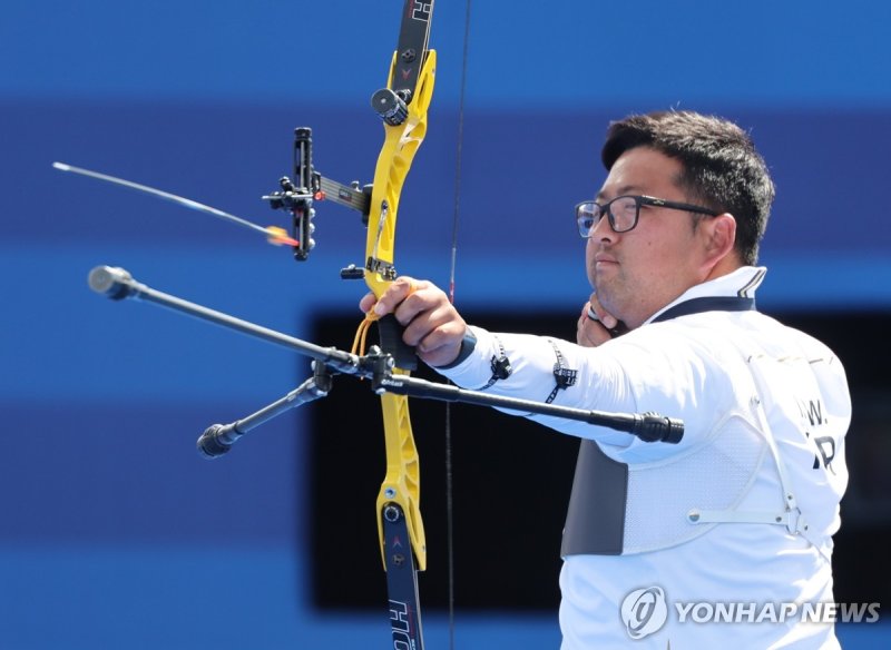 프랑스 파리 레쟁발리드에서 열린 2024 파리올림픽 양궁 남자 개인전 미국의 브레이디 엘리슨과의 결승전에서 한국 김우진이 활시위를 놓고 있다. 사진&#x3D;뉴스1