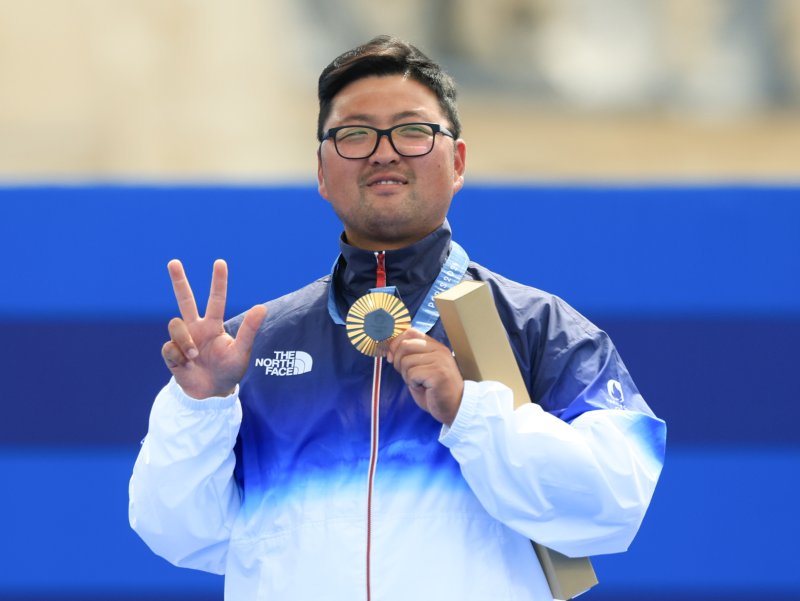 대한민국 남자 양궁 대표팀 김우진 선수가 4일 오후(한국시간) 프랑스 파리 앵발리드에서 2024 파리올림픽 남자 양궁 개인전 시상식에서 금메달을 들어보이고 있다. 사진&#x3D;뉴스1