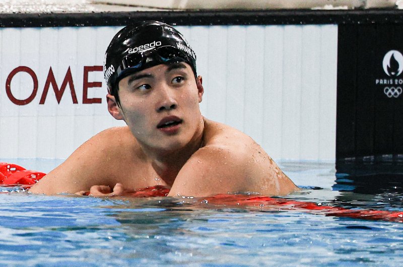 황선우가 남자 200m 자유형 준결승 경기에서 역영을 마친 후 기록을 살펴보고 있다. &#x2F;뉴스1