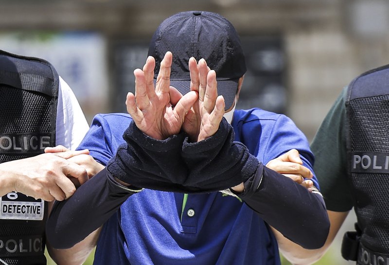 서울 숭례문 인근 지하보도에서 청소 노동자를 흉기로 살해한 70대 <span id='_stock_code_004270' data-stockcode='004270'>남성</span> A씨가 지난 4일 서울 서초구 서울중앙지방법원에서 열린 영장실질심사(구속 전 피의자 심문)에 출석하며 손으로 얼굴을 가리고 있다. /사진=뉴시스