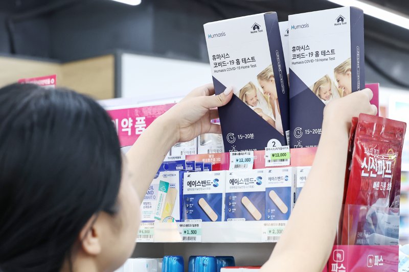 신종 코로나바이러스 감염증(코로나19)이 재유행하면서 주요 편의점의 자가진단키트 매출이 급증하고 있는 것으로 나타났다. 사진=뉴스1