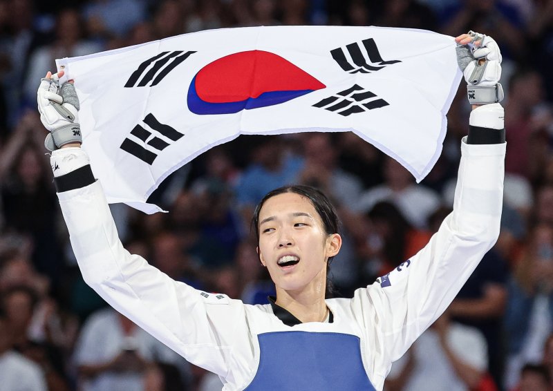 (파리(프랑스)&#x3D;뉴스1) 이동해 기자 &#x3D; 대한민국 태권도 국가대표팀 김유진 선수가 9일(한국시간) 프랑스 파리 그랑 팔레에서 진행된 2024 파리올림픽 태권도 여자 57kg급 결승 경기 이란의 나히드 키야니찬데 선수와의 경기에서 금메달을 확정지은 후 기뻐하고 있다. 2024.8.9&#x2F;뉴스1 &#x2F;사진&#x3D;뉴스1화상