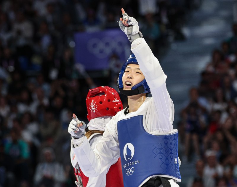 (파리(프랑스)&#x3D;뉴스1) 이동해 기자 &#x3D; 대한민국 태권도 국가대표팀 김유진 선수가 9일(한국시간) 프랑스 파리 그랑 팔레에서 진행된 2024 파리올림픽 태권도 여자 57kg급 결승 경기 이란의 나히드 키야니찬데 선수와의 경기에서 금메달을 확정지은 후 기뻐하고 있다. 2024.8.9&#x2F;뉴스1 &#x2F;사진&#x3D;뉴스1화상