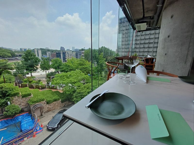 더 그린테이블에서 바라본 외부 경치. 