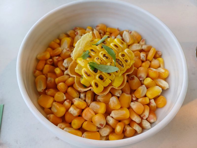 초당 옥수수를 사용한 전체 요리. 