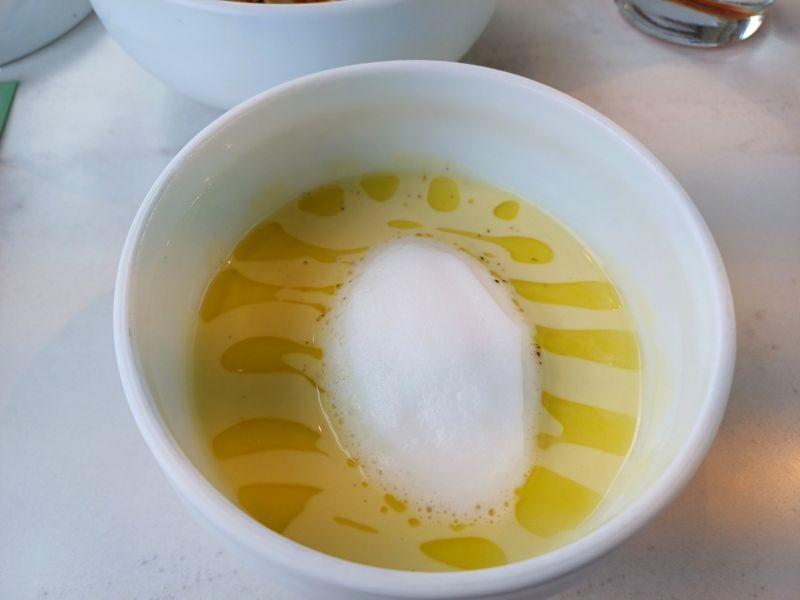 초당 옥수수를 사용한 냉스프. 