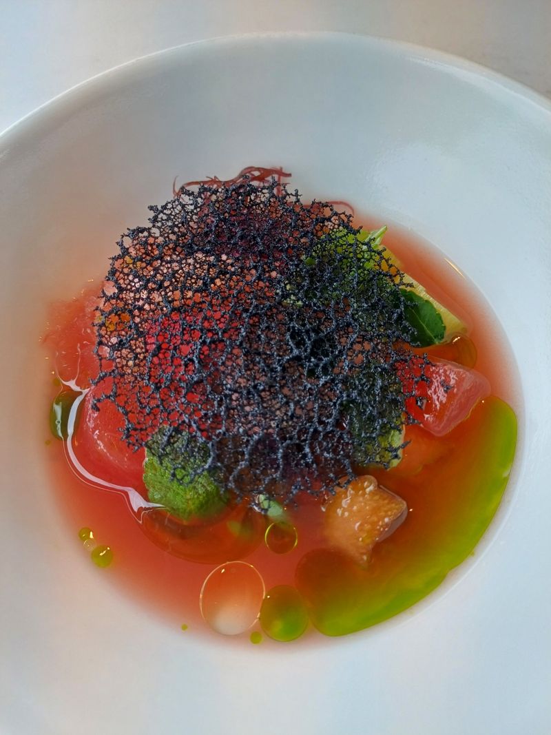 농어와 야채 등이 들어간 요리. 