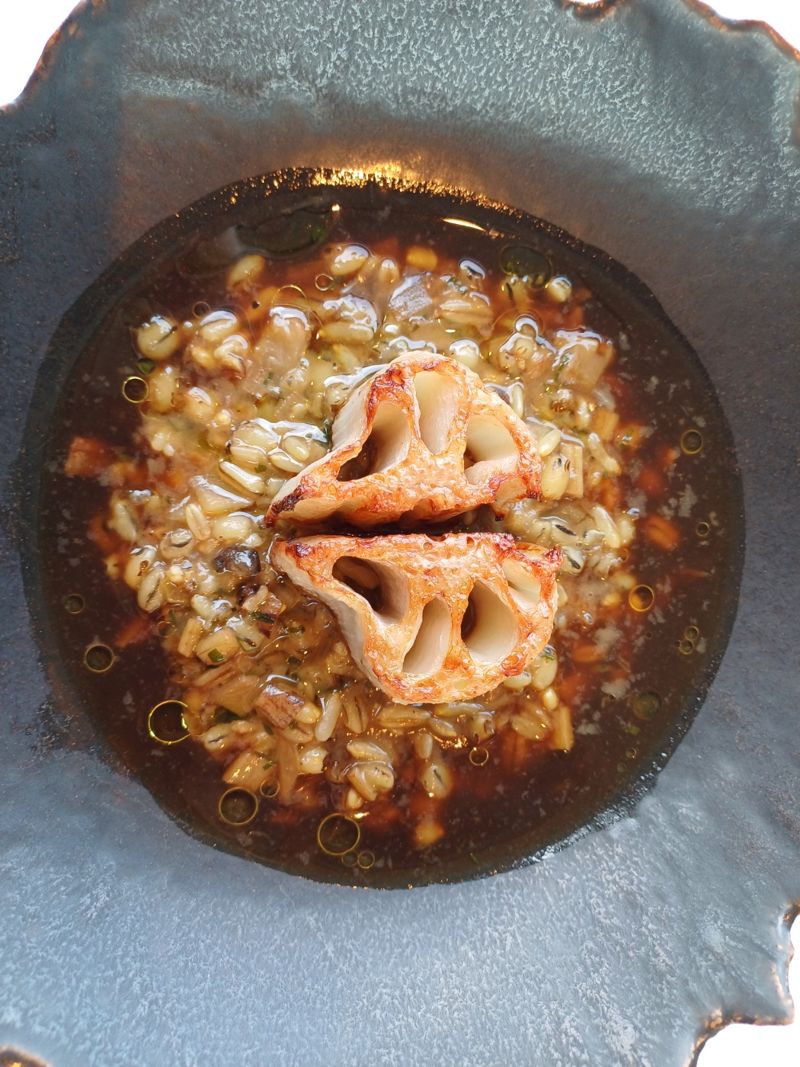 채소 육수로 맛을 낸 곡물 요리. 