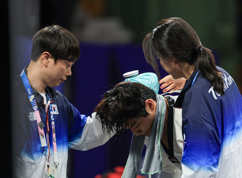 대한민국 태권도 국가대표팀 서건우 선수가 10일 오전(한국시간) 프랑스 파리 그랑 팔레에서 진행된 2024 파리올림픽 태권도 남자 80kg급 동메달 결정전 덴마크의 에디 흐르닉 선수와의 경기를 패배한 후 오혜리 코치의 위로를 받고 있다 &#x2F; 사진 &#x3D; 뉴스1