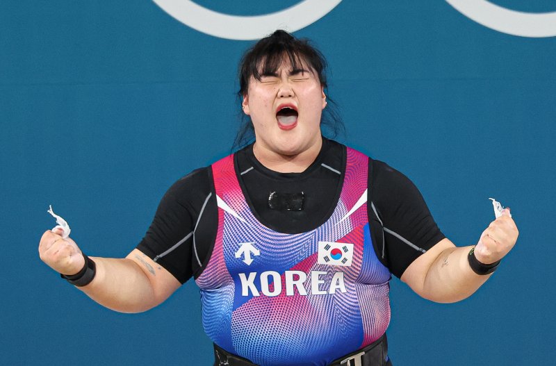 (파리(프랑스)&#x3D;뉴스1) 이동해 기자 &#x3D; 대한민국 역도 국가대표팀 박혜정 선수가 11일(한국시간) 프랑스 파리 사우스 파리 아레나6에서 진행된 2024 파리올림픽 역도 여자 81kg급 경기에서 용상 168kg 2차시기를 성공한 후 기뻐하고 있다. 2024.8.11&#x2F;뉴스1 &#x2F;사진&#x3D;뉴스1화상