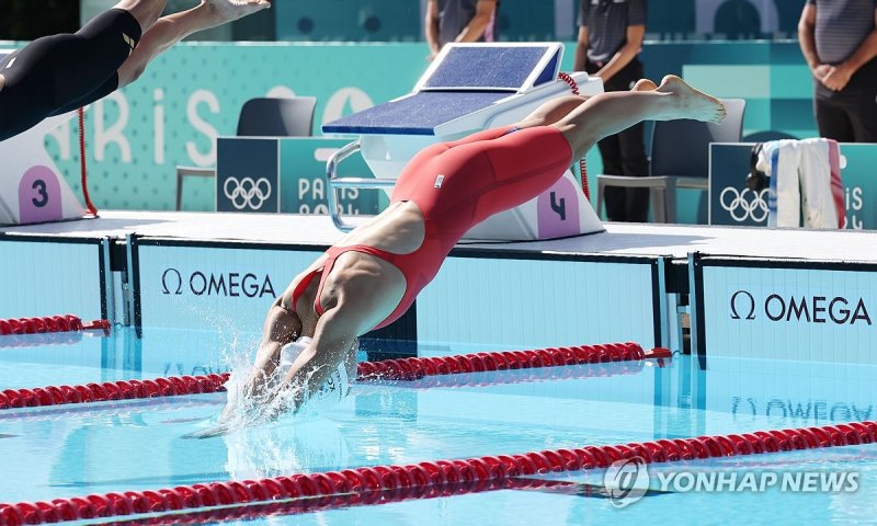 10일(현지시간) 프랑스 베르사유 궁전에서 열린 2024 파리올림픽 근대5종 여자 준결승전 수영 경기에서 한국 성승민이 힘차게 출발하고 있다. &#x2F; 사진 &#x3D; 뉴스1