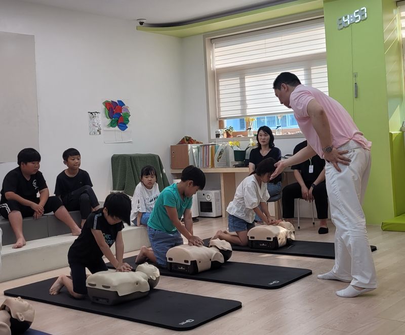 12일 서울 강남구 수서종합사회복지관 키움센터에서 진행된 물놀이 안전사고 예방 교육 현장. <span id='_stock_code_114090' data-stockcode='114090'>GKL</span> 제공