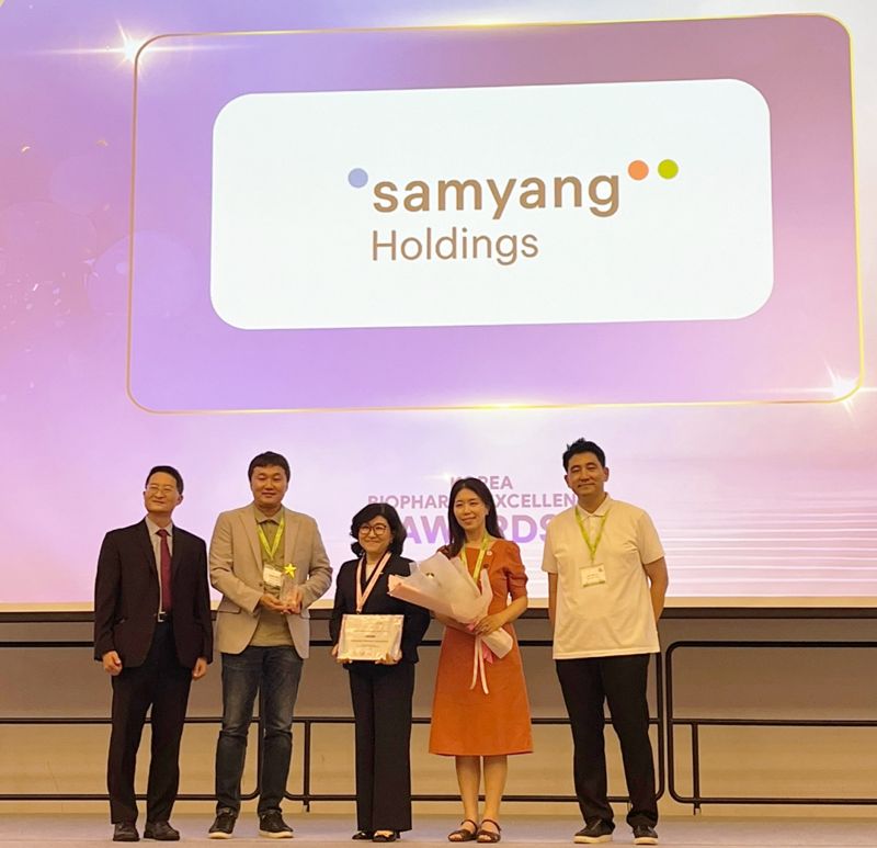 <span id='_stock_code_000070' data-stockcode='000070'>삼양홀딩스</span> 바이오팜그룹이 ‘대한민국 바이오파마 엑설런스 어워드 2024’에서 ‘가장 유망한 세포?유전자치료제 파이프라인상’을 수상했다. 삼양홀딩스 바이오팜그룹 조혜련 연구소장(가운데)과 관계자들이 기념촬영을 하고 있다. 삼양홀딩스 제공