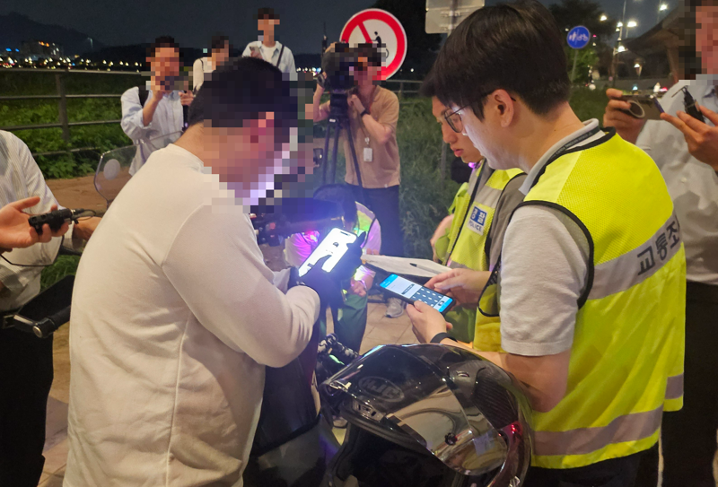 14일 오후 10시께 서울 용산구 잠수교 북단에서는 경찰이 폭주 및 오토바이 불법 튜닝에 대한 단속에 나섰다. &#x2F;사진&#x3D;노유정 기자