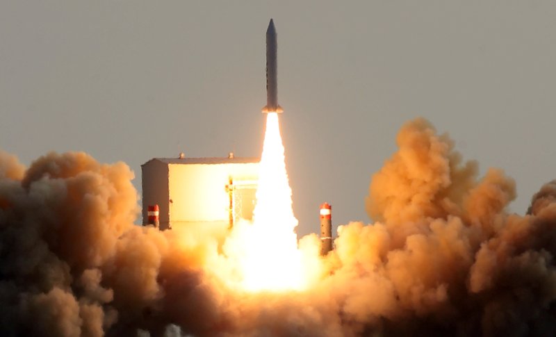 지난해 12월 4일 오후 제주 서귀포시 남방 해상에서 우리 군이 한국형 고체연료 우주발사체 3차 시험발사를 실시하고 있다. 국방부에 따르면 이날 시험발사는 국방과학연구소(ADD)가 개발한 한국형 고체연료 발사체의 소형 인공위성 발사 성능을 검증하기 위해 제주도 중문으로부터 4㎞ 남쪽 해상에 설치된 바지선에서 진행됐으며 군이 쏘아 올린 발사체엔 한화시스템에서 개발한 지구관측용 소형 인공위성이 탑재됐다. 사진&#x3D;뉴스1