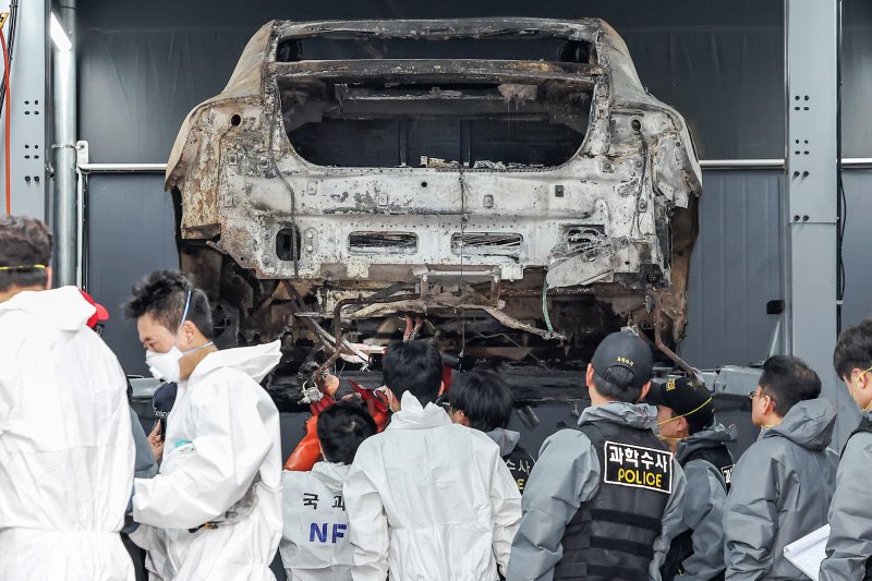 국립과학수사연구원과 인천경찰청 과학수사대 조사관들이 8일 오전 인천 서구의 한 정비소에서 지난 1일 청라 아파트 지하주차장에서 화재로 전소된 전기차에 대한 2차 합동감식을 실시하고 있다. 이날 합동감식이 진행된 정비소에는 벤츠 측 관계자들도 찾아와 감식을 참관했다. 사진&#x3D;뉴스1