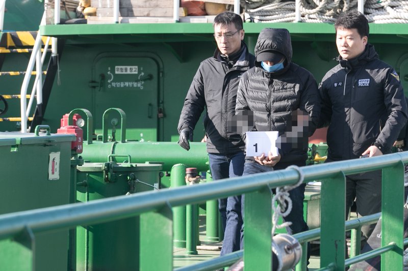 지난 2017년 12월 8일 <span id='_stock_code_012160' data-stockcode='012160'>영흥</span>도 낚싯배 사고 피의자 명진 15호 갑판원 김모씨(46세)가 인천 서구 북항 관공선 전용부두에 정박된 명진15호에서 현장검증 하고 있다./사진=뉴스1