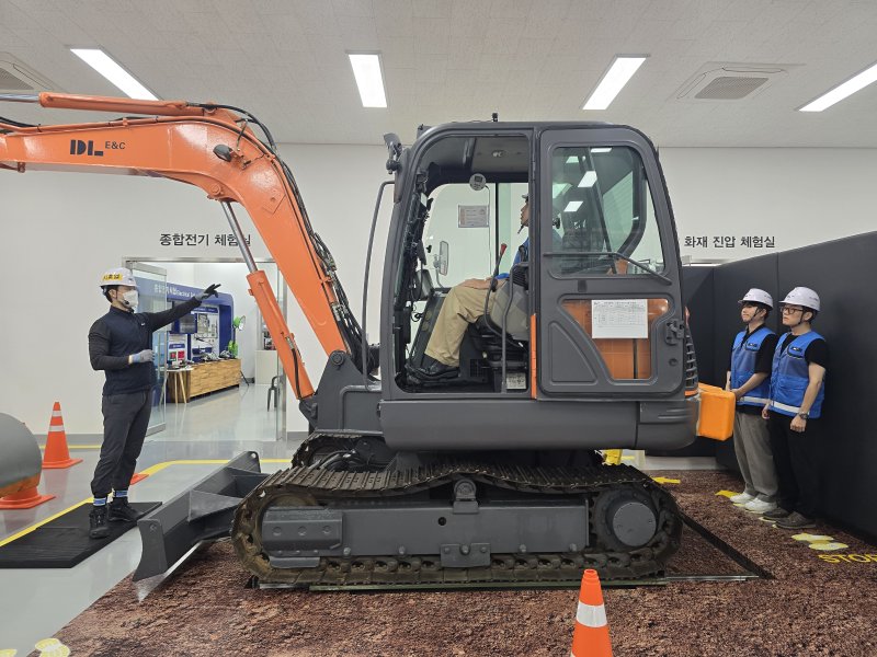 지난 26일 대전 유성구 대덕연구단지 내 DL이앤씨의 &#39;안전한숲캠퍼스&#39;에서 장비협착체험이 진행되고 있다. 사진&#x3D;성석우 기자