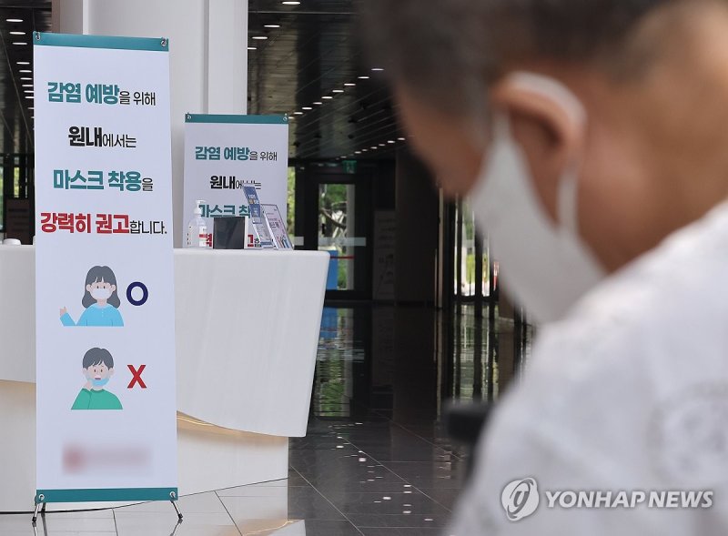 코로나19 재확산이 이어지고 있는 25일 서울 시내 한 대학병원에 마스크 착용 권고 안내배너가 설치돼 있다. 사진&#x3D;연합뉴스