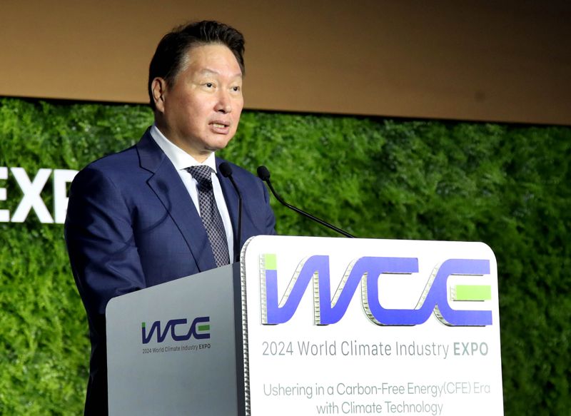 최태원 대한상공회의소 회장이 4일 대한상의와 정부&middot;국제에너지기구(IEA)가 부산 벡스코에서 공동 개최한 '2024 기후산업국제박람회' 개막식에서 개회사를 하고 있다. 대한상의 제공