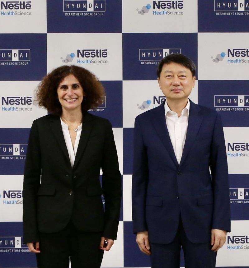 5일 서울 대치동 <span id='_stock_code_069960' data-stockcode='069960'>현대백화점</span>그룹 본사 사옥에서 장호진 <span id='_stock_code_005440' data-stockcode='005440'>현대지에프홀딩스</span> 사장(오른쪽)과 애나 몰 네슬레헬스사이언스 최고경영자가 회동을 마친 뒤 기념사진을 촬영하고 있다. 사진= 현대백화점 제공