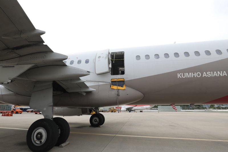 지난해 5월26일 제주에서 대구로 향하던 아시아나 항공기에서 30대 남성이 착륙 전 대구공항 상공에서 비상문을 강제로 열어 일부 탑승객이 병원으로 이송됐다 &#x2F;사진&#x3D;뉴스1