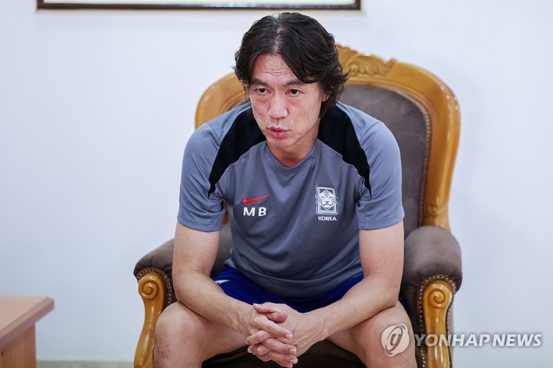 북중미 월드컵 3차 예선 오만전을 앞둔 축구 국가대표팀 홍명보 감독이 7일 오후(현지시간) 알 시브 스타디움에서 열리는 훈련에 앞서 취재진과 인터뷰를 하고 있다. 2024.9.7 &#x2F;사진&#x3D;연합뉴스