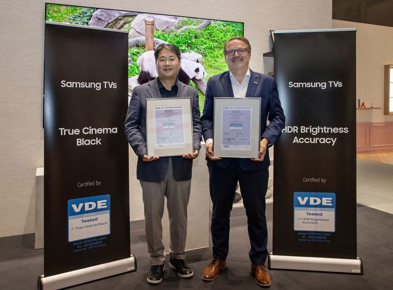 <span id='_stock_code_005930' data-stockcode='005930'>삼성전자</span> 영상디스플레이(VD)사업부 김용재 부사장(왼쪽)과 스벤 오케 VDE 마케팅·영업담당 사장이 지난 5일 독일 베를린에서 열린 'IFA 2024' 삼성 전시관에서 기념 촬영을 하고 있다. 삼성전자 제공