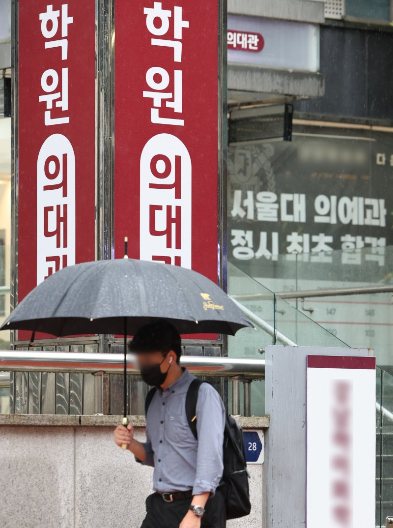 2025학년도 대학입학 수시 모집 원서 접수 마감을 하루 앞둔 12일 서울 시내 한 의과대학 입시 학원의 모습. 뉴시스