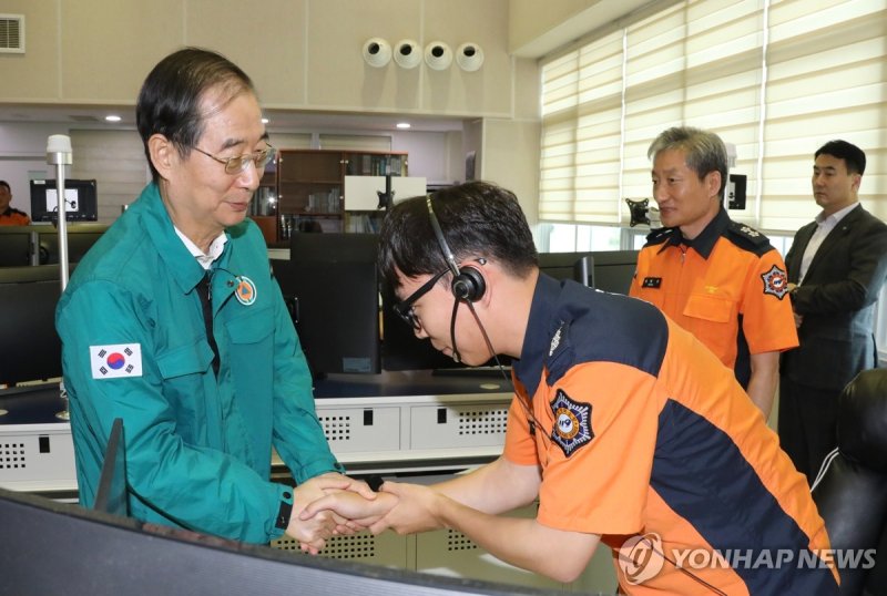 한덕수 국무총리가 지난 13일 오후 충북 청주시 충북소방본부 119구급상황관리센터를 방문해 구급대원을 격려하고 있다. 연합뉴스.