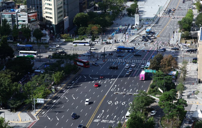 추석 연휴 첫날인 14일 서울 중구 세종대로가 한산한 모습을 보이고 있다. 사진&#x3D;뉴시스