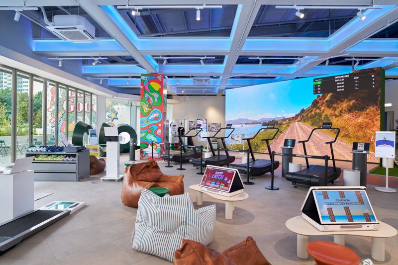 <span id='_stock_code_066570' data-stockcode='066570'>LG전자</span>가 최근 서울 영등포구에 위치한 고객경험공간 그라운드220을 '업그레이드 위크'로 새단장했다. Z세대에 인기를 끌고 있는 '러닝'을 접목한 다양한 아이템과 체험 프로그램으로 소통을 늘리겠다는 계획이다. 사진은 LG전자 ‘업그레이드 위크’ 내부 전경. LG전자 제공