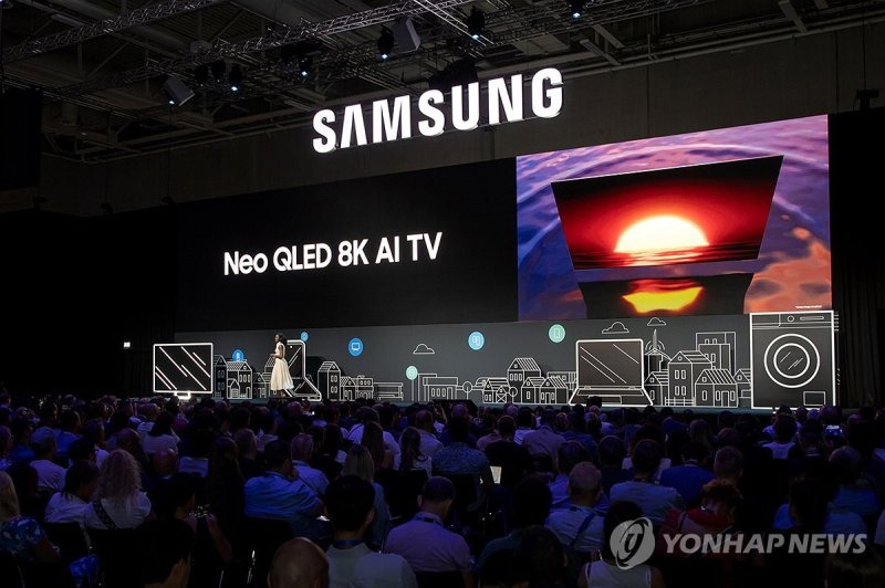 <span id='_stock_code_005930' data-stockcode='005930'>삼성전자</span> 영국법인 스테파니 초슨 프로가 &#39;Neo QLED 8K AI TV&#39;에 대해 발표하고 있다. 사진&#x3D;연합뉴스