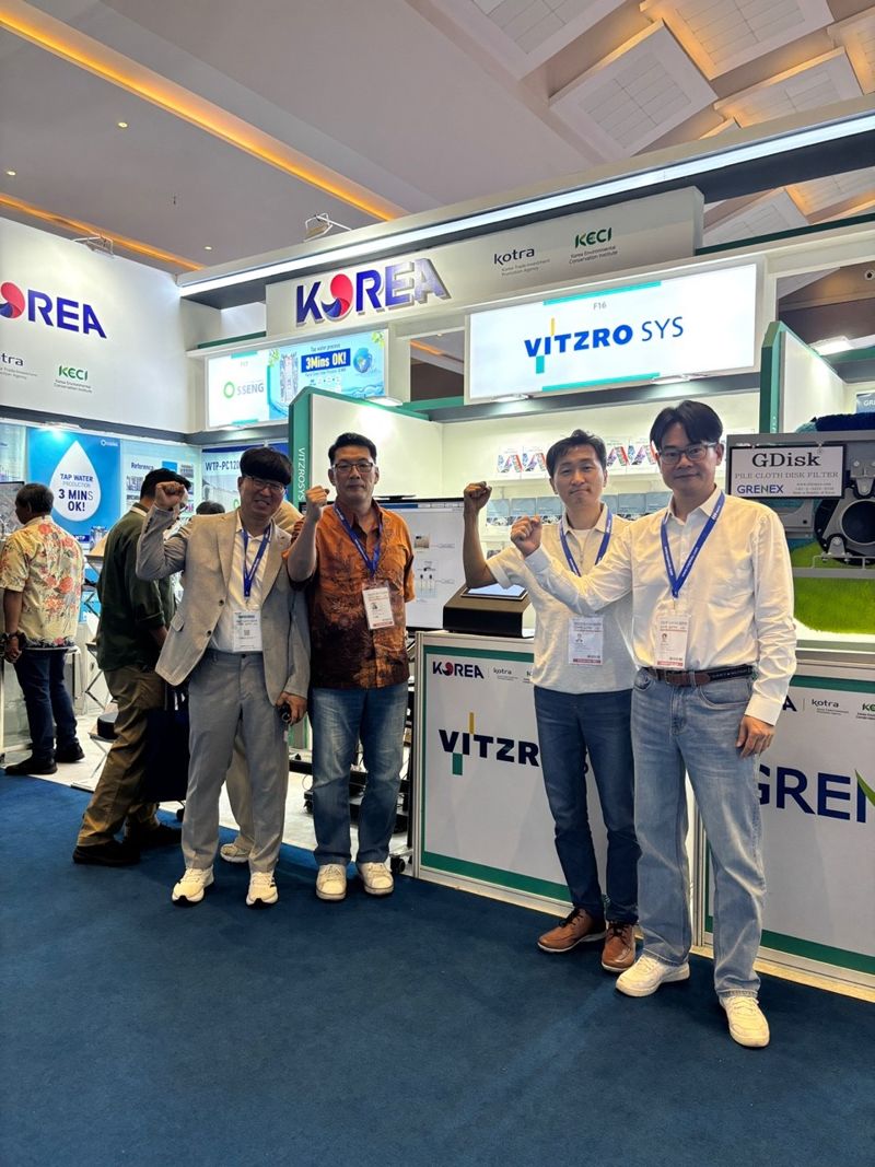 지난 18일부터 진행된 인도네시아 수처리 전시회 ‘INDO WATER 2024’에 참가한 <span id='_stock_code_054220' data-stockcode='054220'>비츠로시스</span> 관계자들이 기념촬영을 하고 있다. &#x2F; 사진&#x3D;비츠로시스 제공