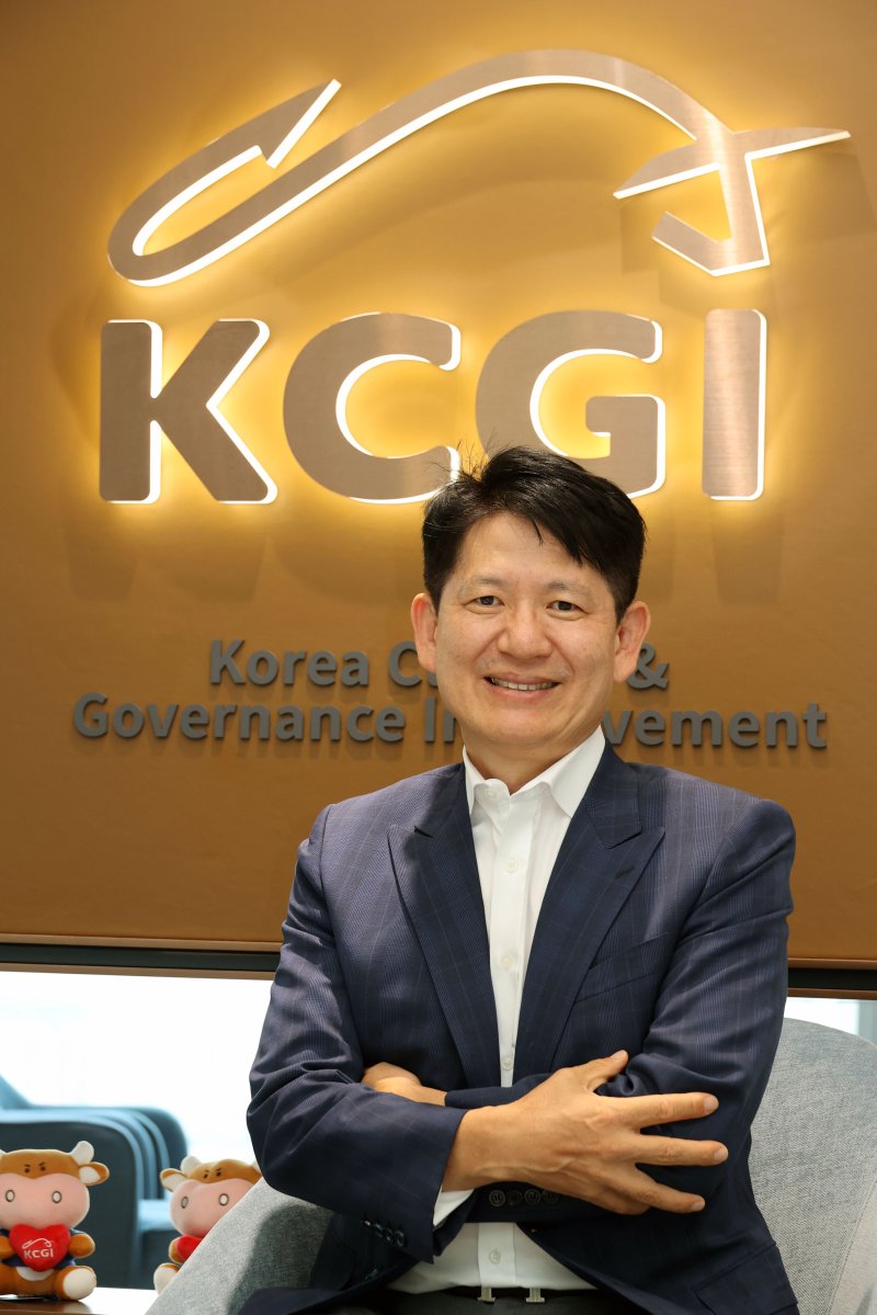 24일 강성부 KCGI 대표가 서울 여의도 IFC 내 KCGI 본사에서 기업 지배구조개선 성과 등에 대해 설명하고 있다. 사진&#x3D;서동일 기자