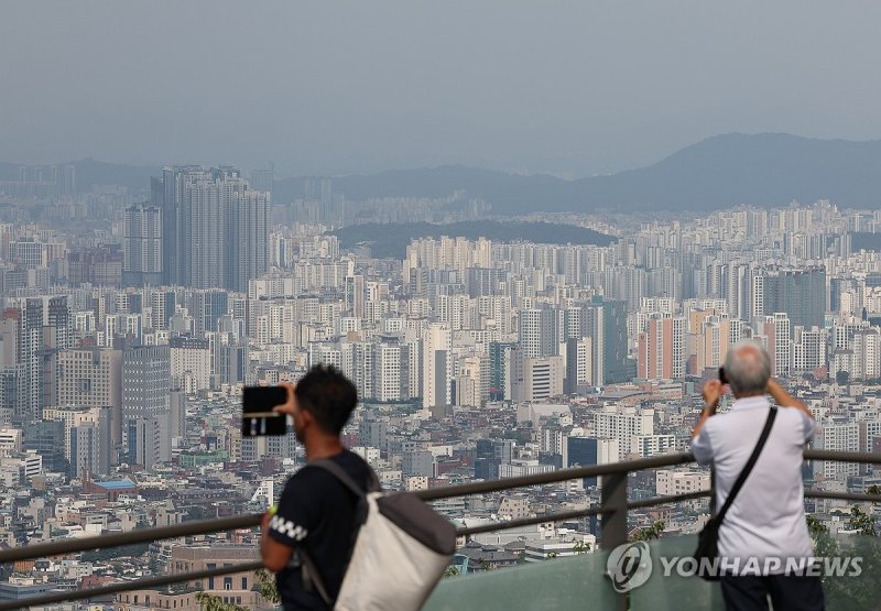 지난 8월 서울 아파트값 상승 폭이 전달보다 커지면서 2018년 9월 이후 최고 상승률을 기록했다. 한국부동산원이 지난 19일 발표한 &#39;8월 전국 주택가격동향 조사&#39;에 따르면 지난달 전국 주택(아파트ㆍ연립ㆍ단독주택) 매매가격지수는 전달 대비 평균 0.24% 상승했다. 특히 서울의 상승 폭은 0.83%로 7월(0.76%)에 비해 커졌다. 사진은 이날 오후 서울 남산에서 바라본 아파트 단지. 연합뉴스.