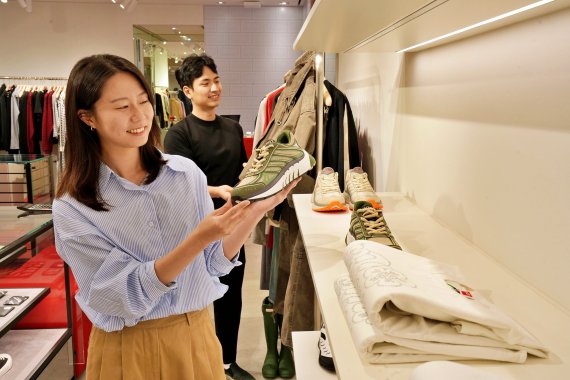 롯데백화점에서 고객들이 올해 가을 상품을 둘러보고 있다. <span id='_stock_code_023530' data-stockcode='023530'>롯데쇼핑</span> 제공 