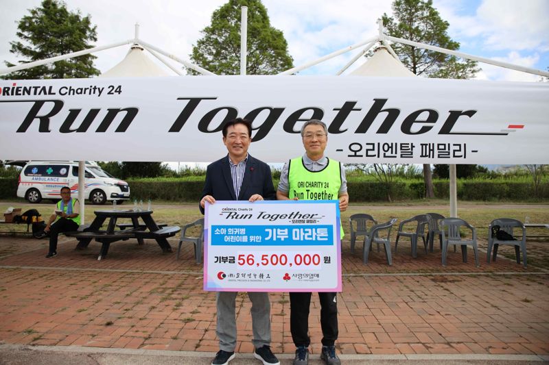 박세철 <span id='_stock_code_014940' data-stockcode='014940'>오리엔탈정공</span> 회장이 기부금을 전달하면서 이수태 부산사회복지공동모금회 회장과 기념촬영을 하고 있다. 부산사랑의열매 제공