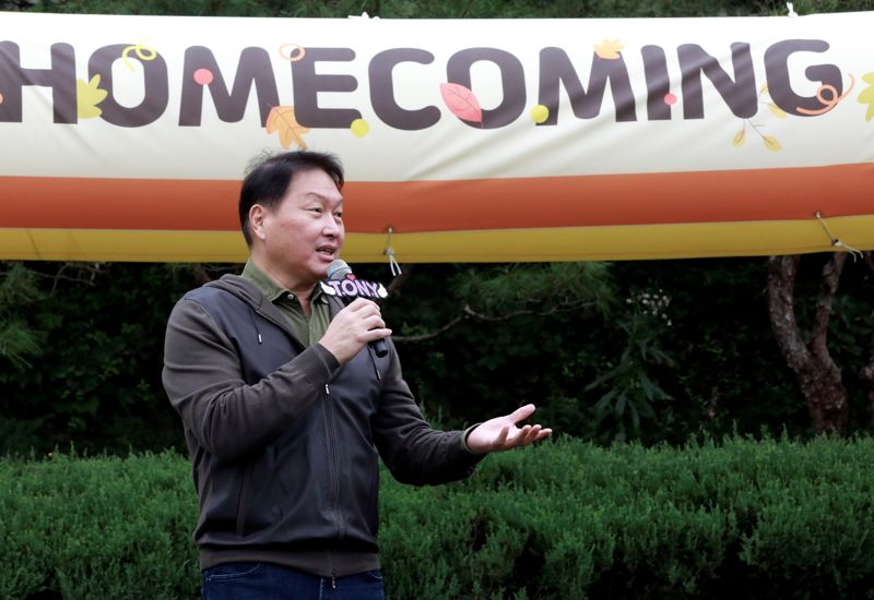 최태원 SK그룹 회장이 3일 경기도 이천 <span id='_stock_code_017670' data-stockcode='017670'>SK텔레콤</span> 인재개발원에서 열린 한국고등교육재단 홈커밍데이 행사에 참석해 환영사를 하고 있다. SK그룹 제공