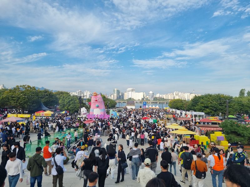 5일 오후 서울 여의도 한강공원에서 &#39;2024 서울세계불꽃축제&#39;를 관람하기 위한 사람들이 모여있다. 곳곳에 경찰과 안전관리 스태프들이 안전을 관리하고 있다. 사진&#x3D;장유하 기자