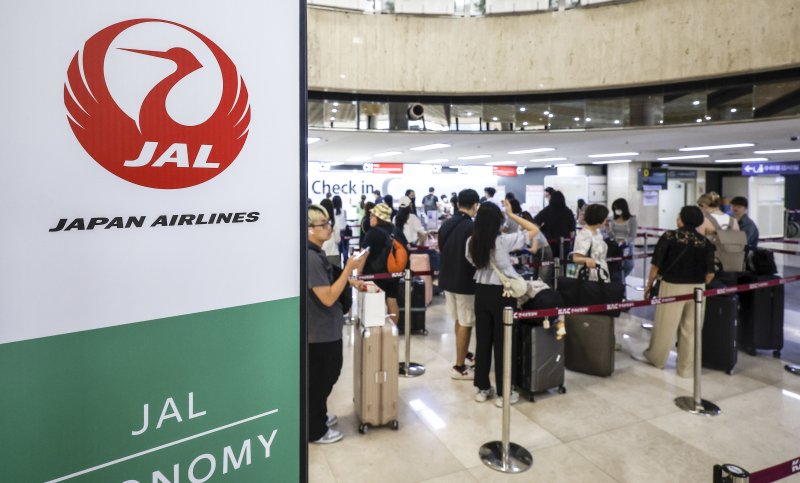 김포국제공항 국제선 출국카운터에서 여행객들이 수속을 위해 줄 서 있다.  뉴시스