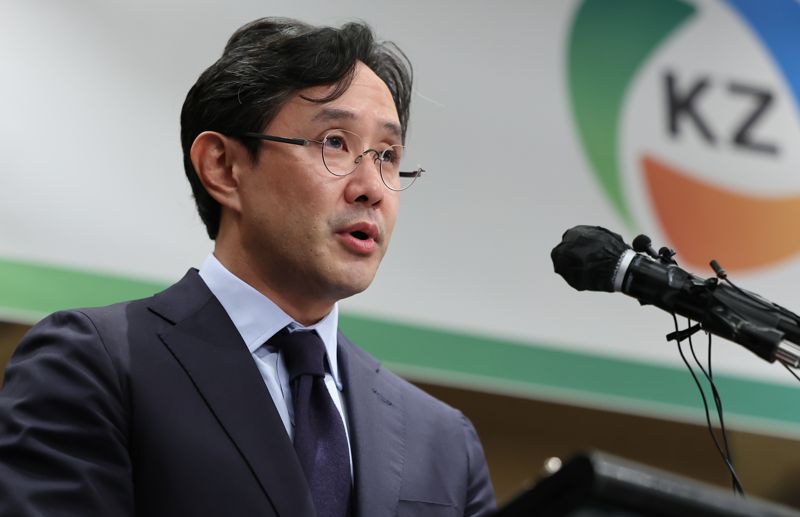 최윤범 고려아연 회장이 2일 서울 용산구 그랜드하얏트에서 열린 <span id='_stock_code_000670' data-stockcode='000670'>영풍</span>과 MBK와의 경영권 분쟁 관련 기자회견에서 발언을 하고 있다. 사진=뉴스1