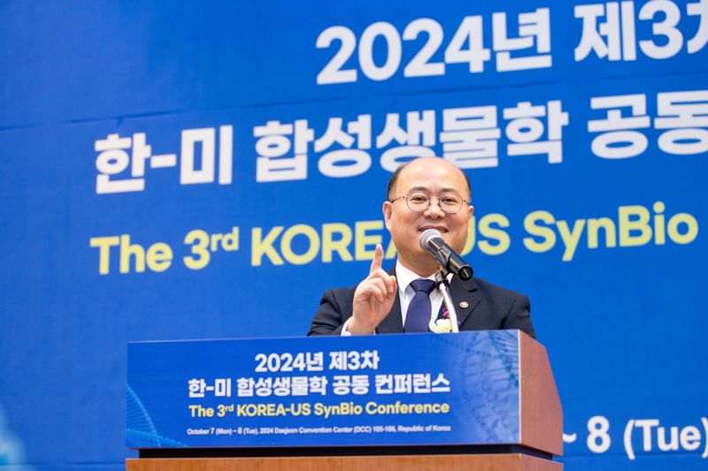 이창윤 과학기술정보통신부 제1차관이 7일 대전 유성구 대전컨벤션센터에서 열린 &#39;제3회 한-미 합성생물학 공동 컨퍼런스&#39;에서 축사를 하고 있다. 과기정통부 제공