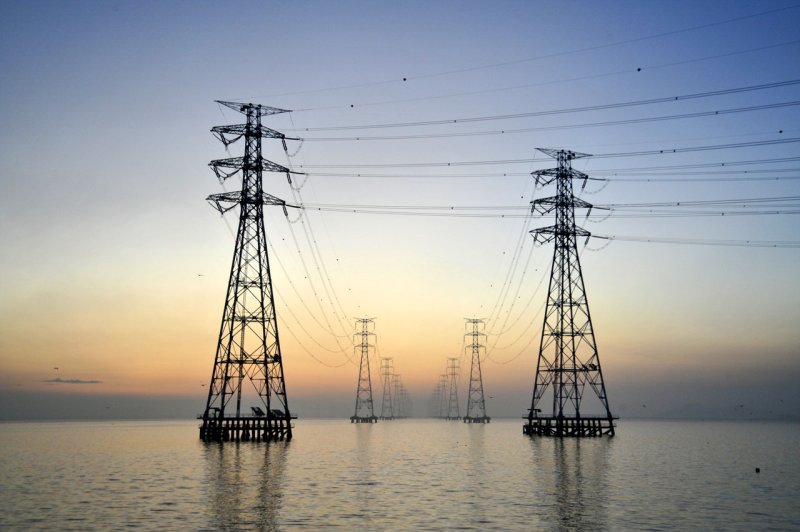 안산 시화호에 설치돼 345kV 신시흥 <span id='_stock_code_012160' data-stockcode='012160'>영흥</span> 송전선로 철탑.(안산시 제공) /사진=뉴시스