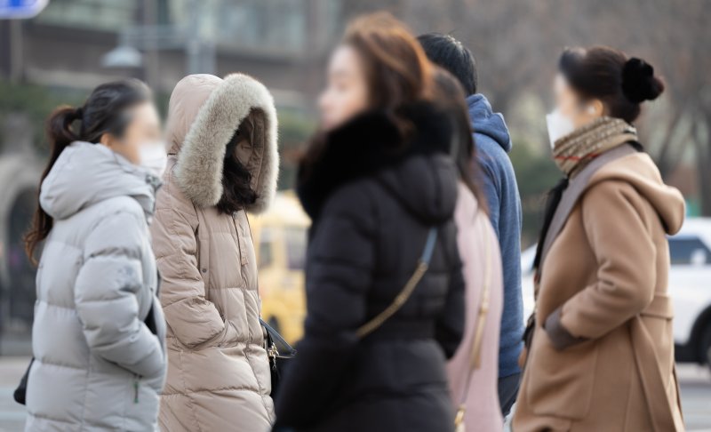 꽃샘추위가 찾아온 8일 오전 서울 세종대로 광화문사거리에서 출근길 시민들이 발걸음을 재촉하고 있다. 2024.3.8 뉴스1