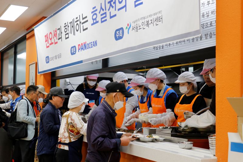 <span id='_stock_code_028670' data-stockcode='028670'>팬오션</span> 임직원들이 지난 11일 서울 종로구 서울노인복지센터에서 기부 및 배식 봉사활동을 진행하고 있다. 팬오션 제공